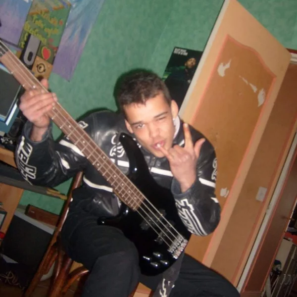 indicea-carl-naulleau-a-la-guitare