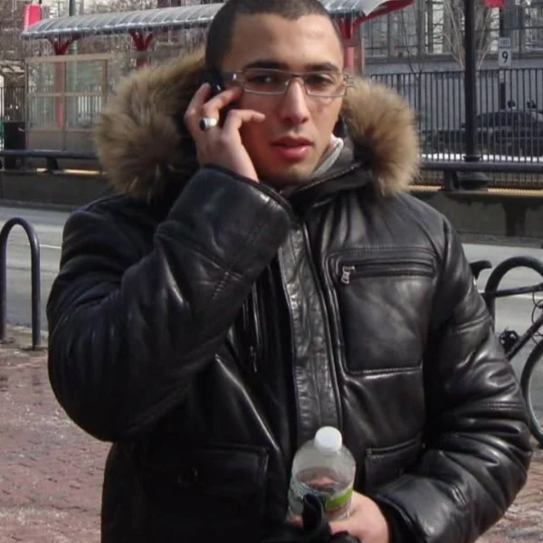 indicea-mounir-saad-au-telephone