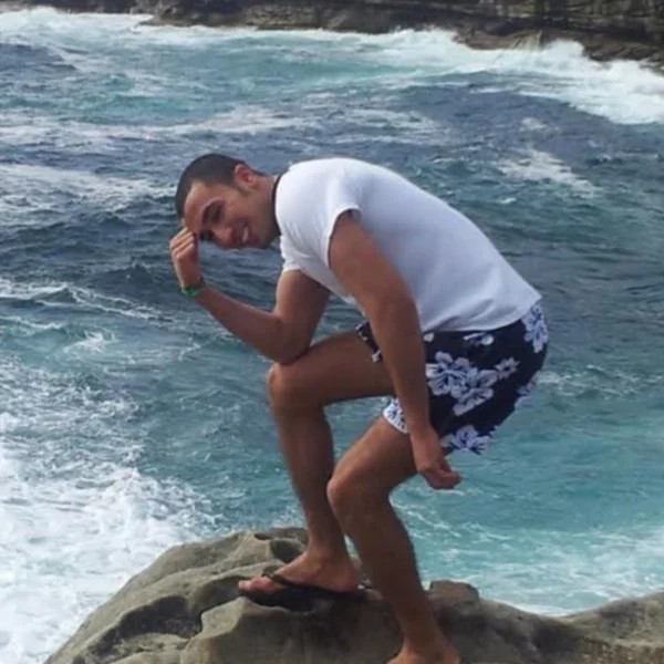 indicea-mounir-saad-pose-devant-la-mer